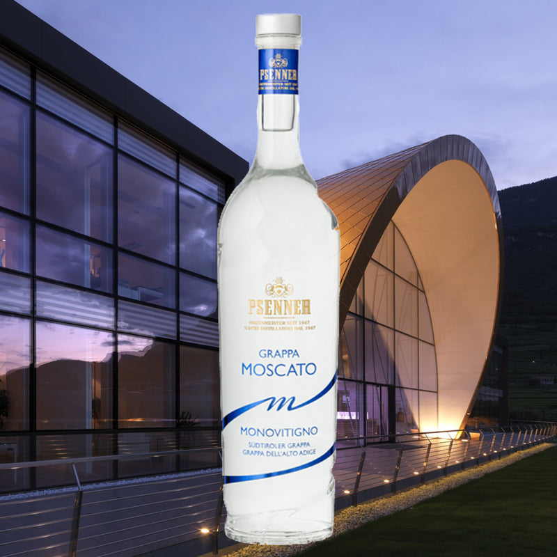 Grappa Moscato 70 cl. – L. Psenner Distilleria im Hintergrund