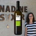 Das Bild zeigt, Nadine Saxer mit einer Flasche Riesling 