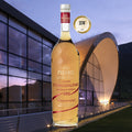 Grappa St. Magdalehner vor der Distilleria Psenner in Tramin