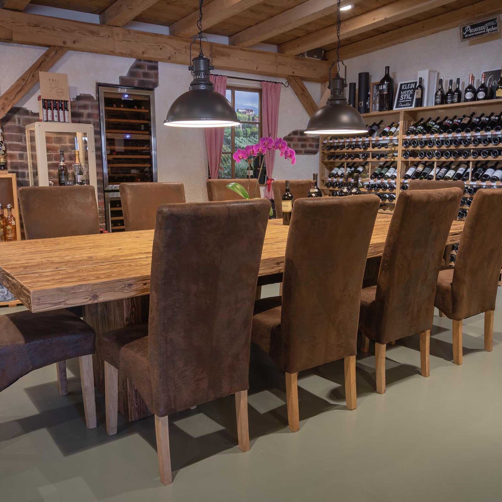 gemütlicher Käse Fondue abend in einem Chalet aus holz mit 3 Freunden und einem Cheminee und einem Weingestell im hintergrund