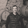 Auf dem Bild zu Sehen ist Gaudenz Thürer in seinem Barrique Keller mit einem breiten Smile auf dem Gesicht.