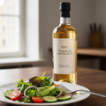 Condimento Bianco von Giusti auf gedecktem Tisch, weisser Balsamico zu hellen Gerichten