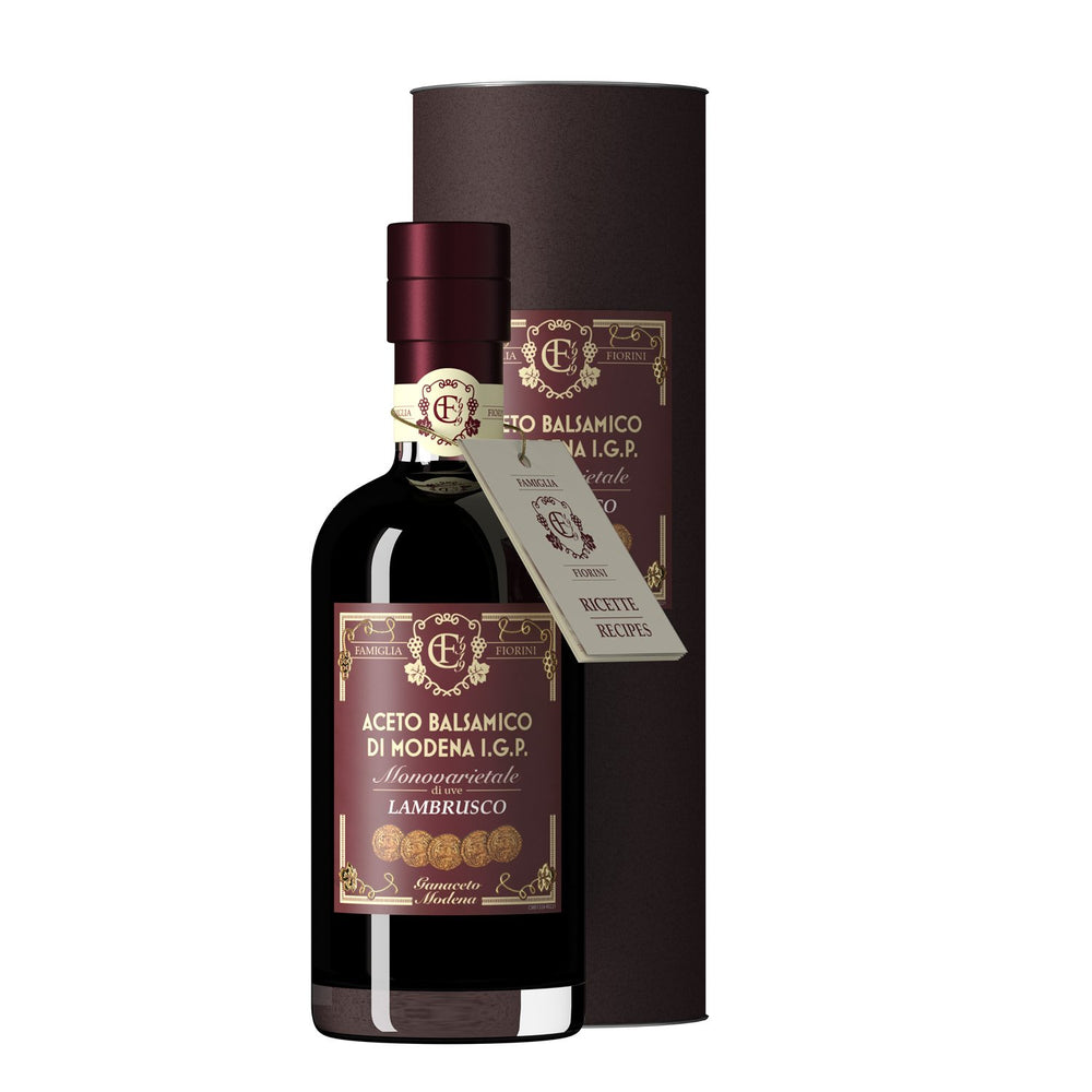 eine Flasche AcetoBalsamico Lambrusco mit edler Geschenk Röhre.