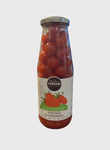 viele ganze Tomaten in einem Gals Tomatensauce, das ist ein Video um zu zeigen wie viele Tomaten es in einem Glas hat.