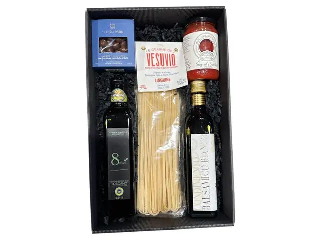 Beispiel Kleine Geste: Geschenkbox mit Olivenöl, Linguine, Sugo al Basilico, Condimento Balsamico bianco und Schokoladen-Haselnüssen